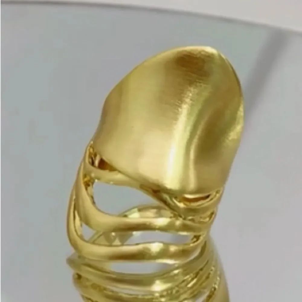 Gold statement ring - Picture 2 of 2